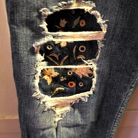 Silver Jeans Denim - 💖 Cute Silver distressed jeans